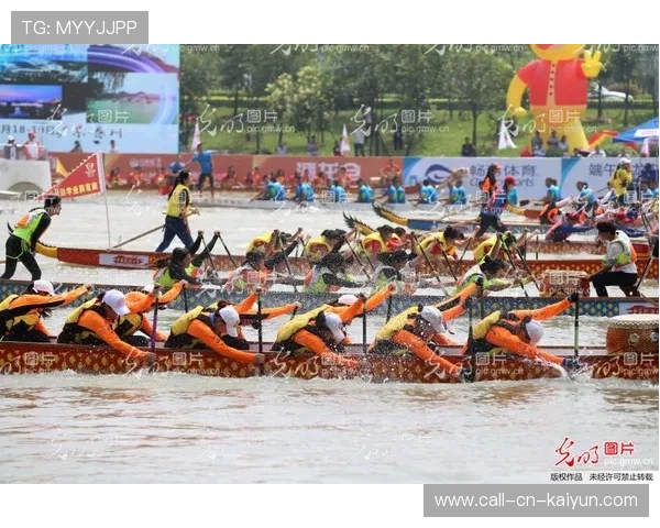 “东安湖赛场：水上龙舟激烈角逐，冠军争夺战火热开战”